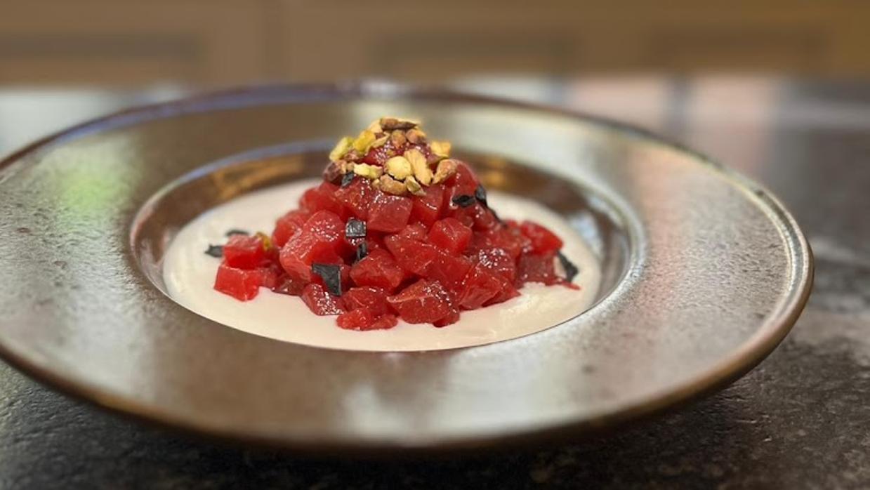 Dados de atún rojo macerados con crema de ajoblanco, plato de 9 Musas