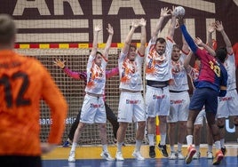 El Barcelona gana de forma aplastante al Ademar (25-34) y logra el pleno de títulos domésticos