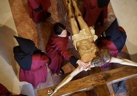 La lluvia obliga a desenclavar a Jesús bajo techo en León