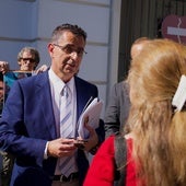 El alcalde de Barbate habla con la madre de uno de los guardias civiles fallecidos