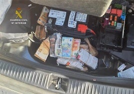 La Guardia Civil interviene en un control más de 130.000 euros escondidos en el maletero de un coche