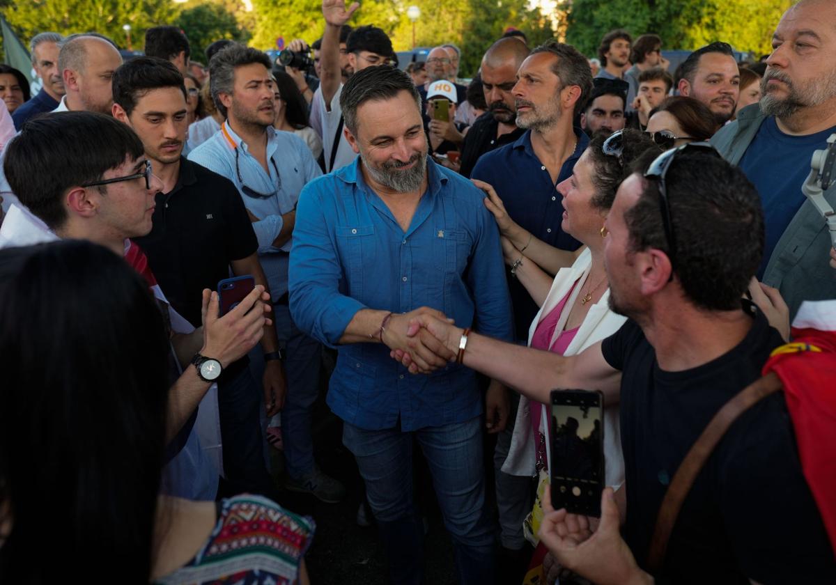 El líder de VOX Santiago Abascal (c) saluda a los simpatizantes a su llegada a la concentración contra Pedro Sánchez.