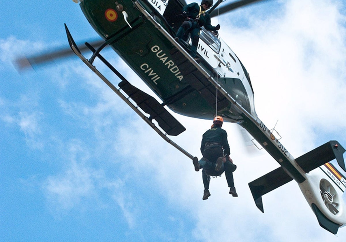 Un helicóptero de rescate de la Guardia Civil, en imagen de archivo