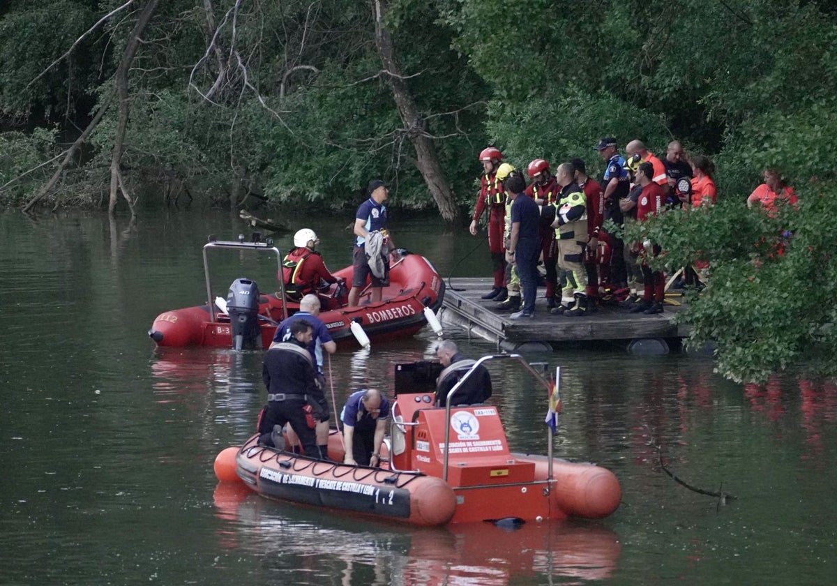Los bomberos buscan en el río Pisuerga