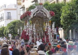 La carreta del Rocío de Triana en la calle Castilla