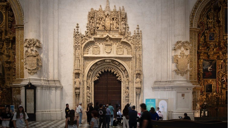 La Capilla Real  de Granada «luce radiante» tras la reforma de su portada principal