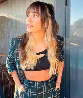Imagen secundaria 2 - Algunos de los looks beauty que ha lucido Aitana durante estos años.