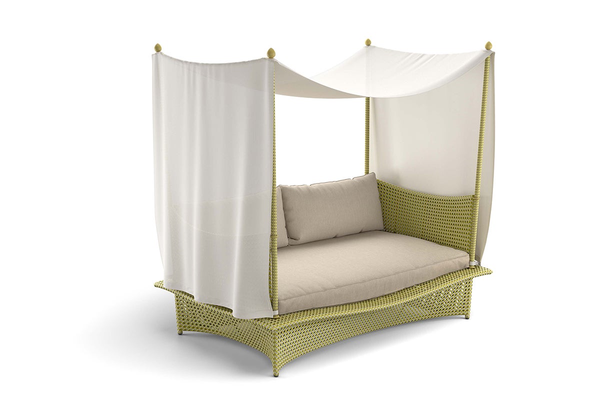 Cama de día de Dedon (desde 13.095 €). Esta pieza de diseño sirve para reposar, leer, tomar una copa o charlar relajadamente. Elaborada con fibra tejida sobre marco de aluminio, la base mide 216x138 cm.
