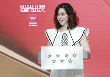 El original vestido de marca española de Isabel Díaz Ayuso en la entrega de la Medalla a Dani Carvajal