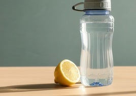 Por qué hay que poner un chorro de zumo de limón en una botella y para qué sirve