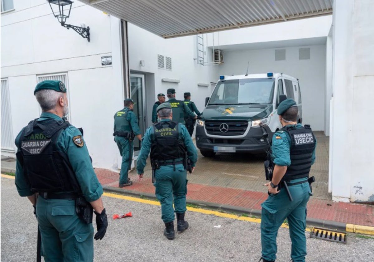 Agentes de la Guardia Civil..