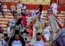 Perera y Talavante salen a hombros en Sanlúcar, en una corrida que quedó en mano a mano tras la cogida de El Melli