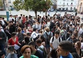 Mochilas llenas de apuntes, abrazos en la puerta y nervios a flor de piel: así arranca la «nueva» Selectividad en Cádiz