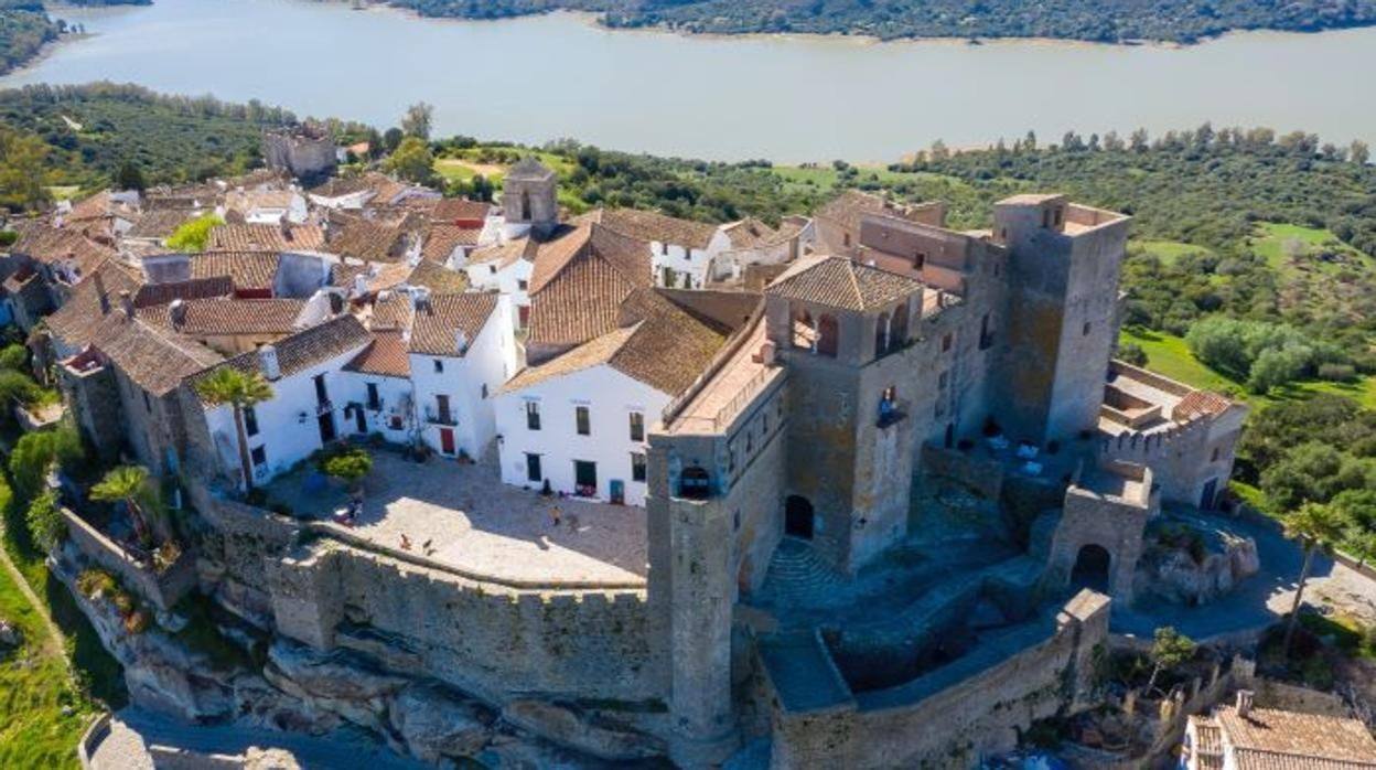 Vista aéra de la zona fortificada de Castellar de la Frontera